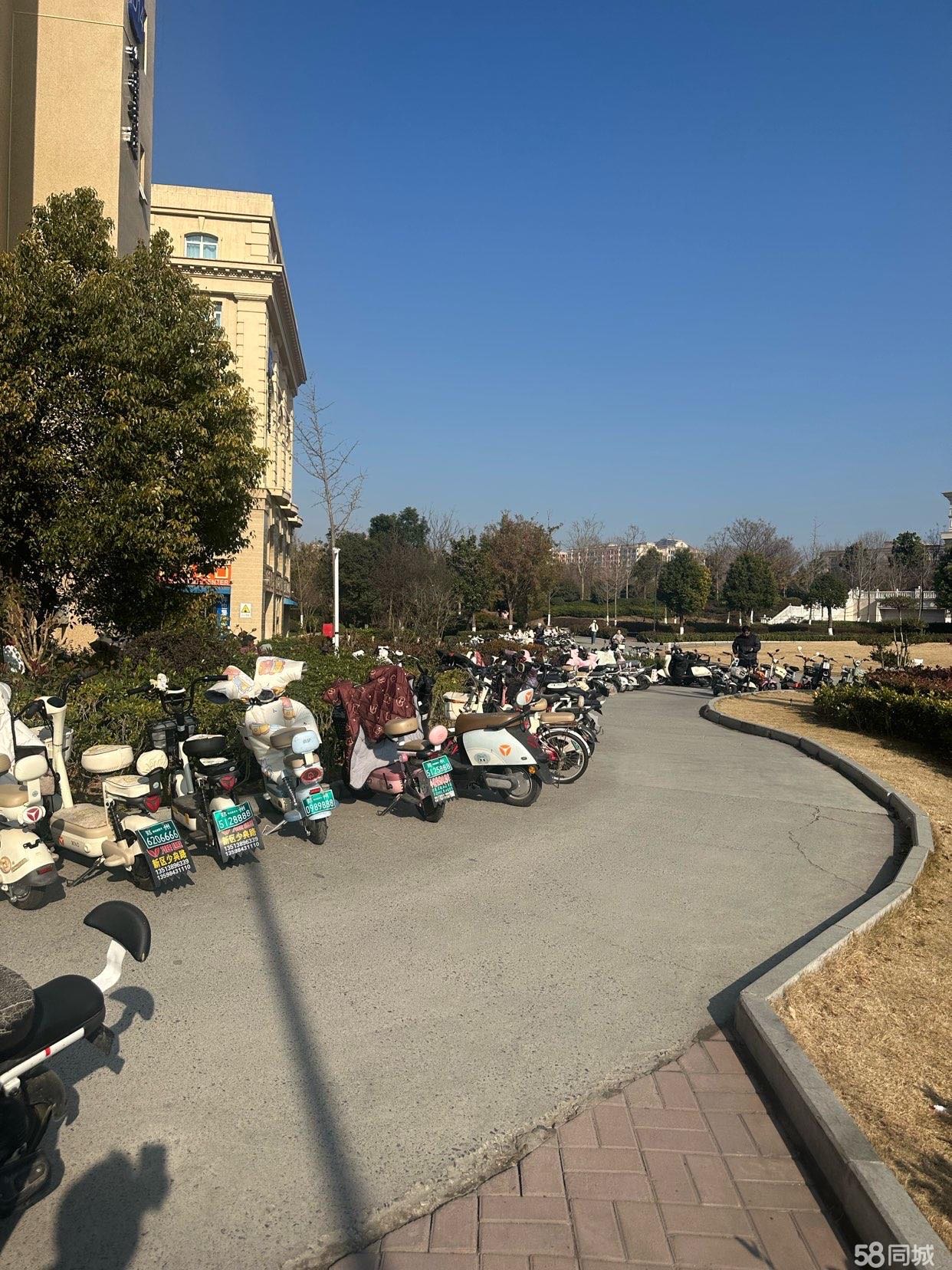 西亚斯校内伦敦街，120平方女装店低价转让，全新装修，链接宿