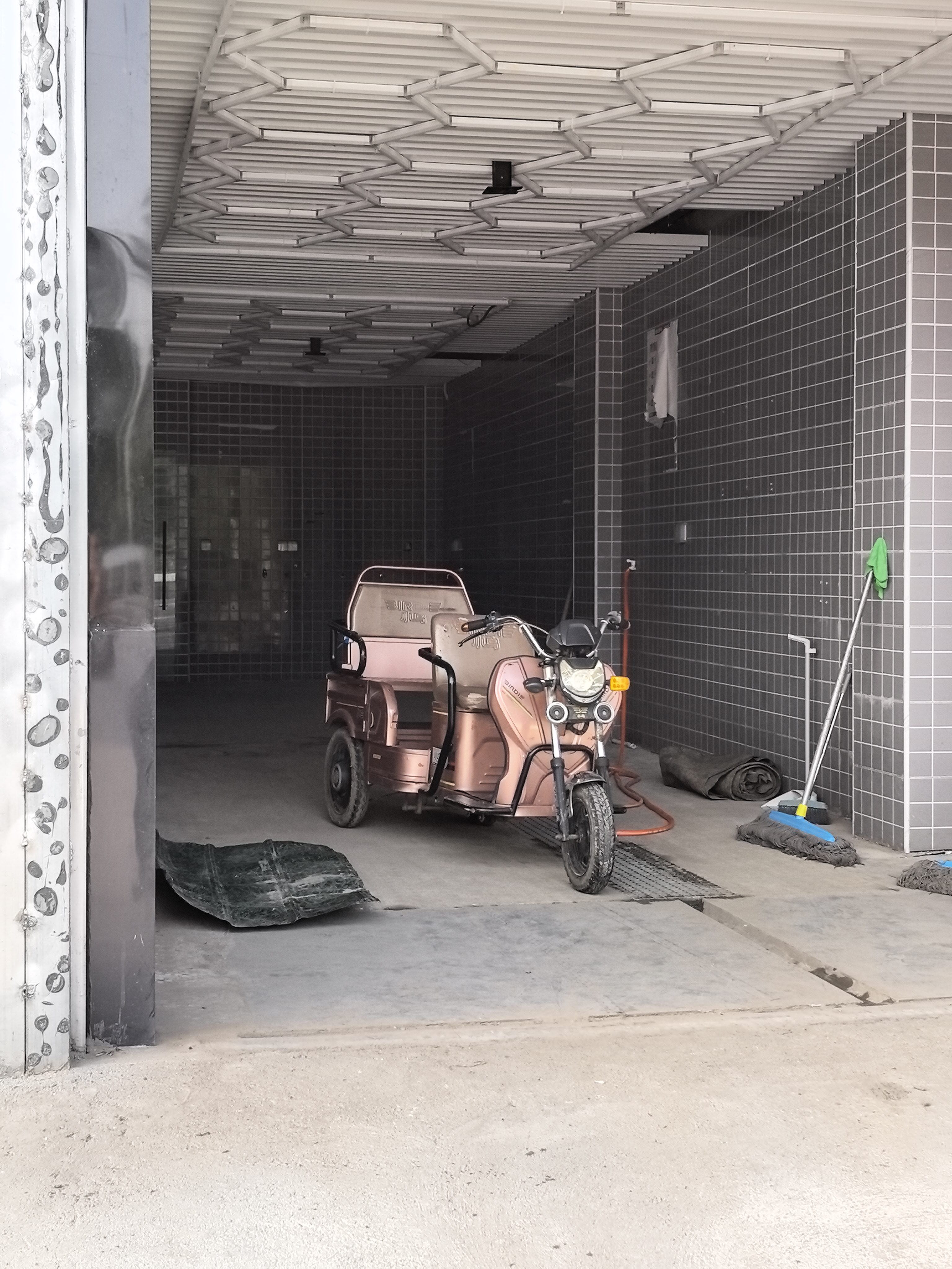 地址位于郑韩路汽车城正对面 ，面积400平 交通便利