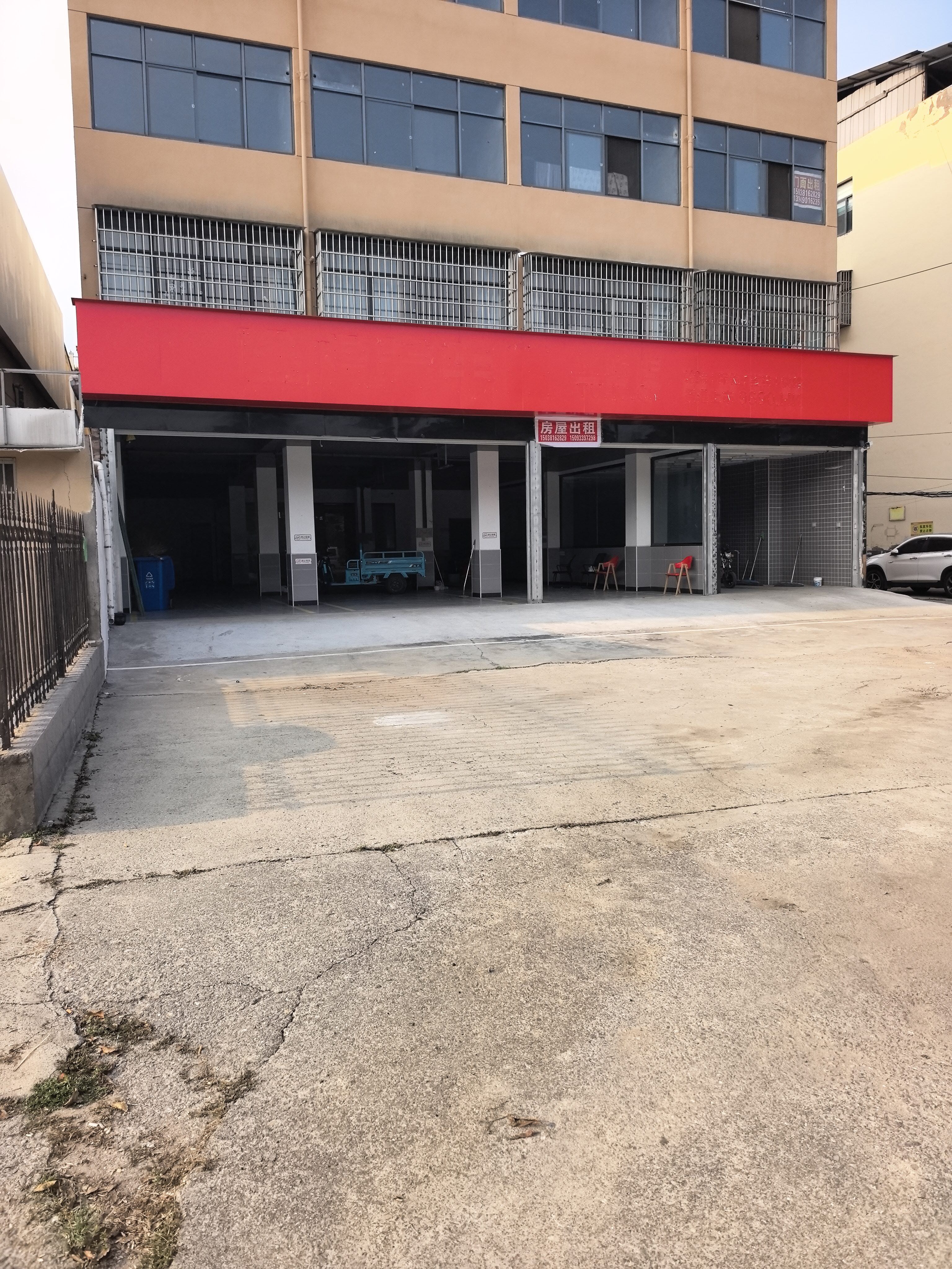 地址位于郑韩路汽车城正对面 ，面积400平 交通便利