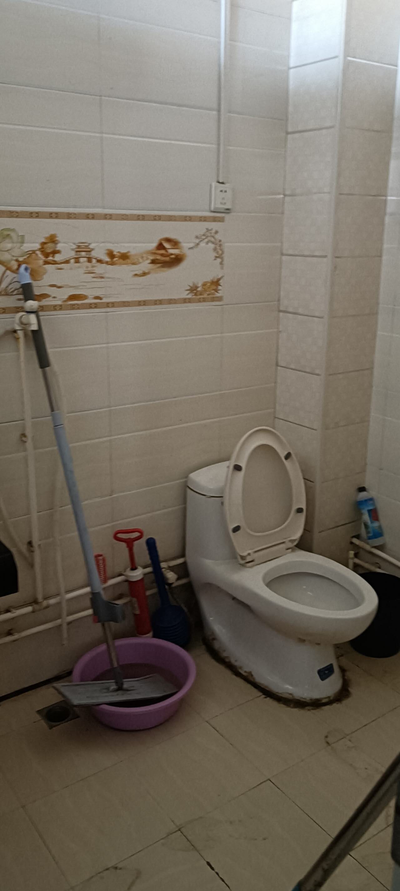 此房位于洧水路中段，新郑市炎黄广场东200米路南，门面房上面