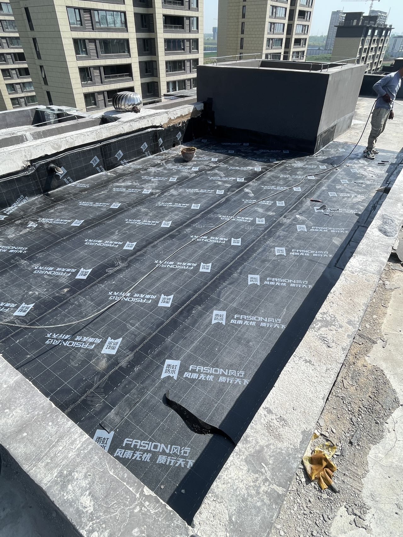 新郑市新区家居建材城雨虹防水旗舰店，新旧小区防水维修服务，电