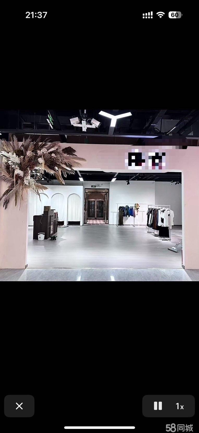 西亚斯校内伦敦街，120平方女装店低价转让，全新装修，链接宿