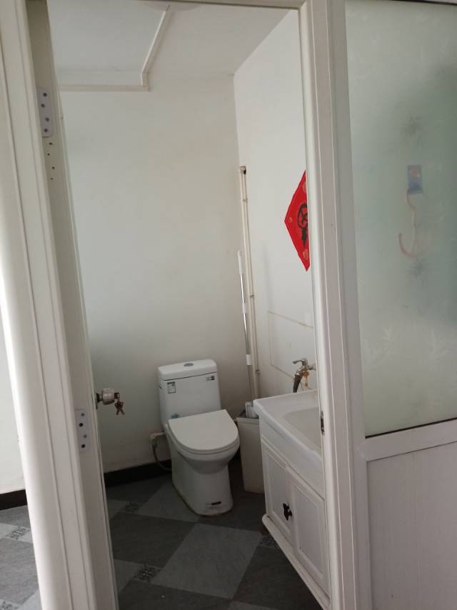新烟路鑫源花园小区内，一楼临主路。二十多平。已铺地板砖，有卫