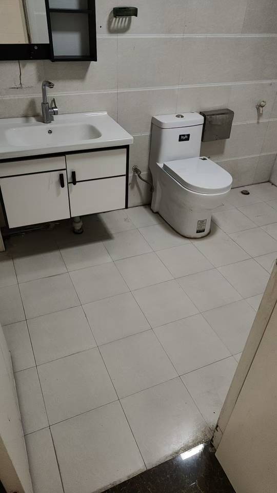 新郑市人民路东段莲湖水岸，三室两厅两卫对外出租，交通便利，自