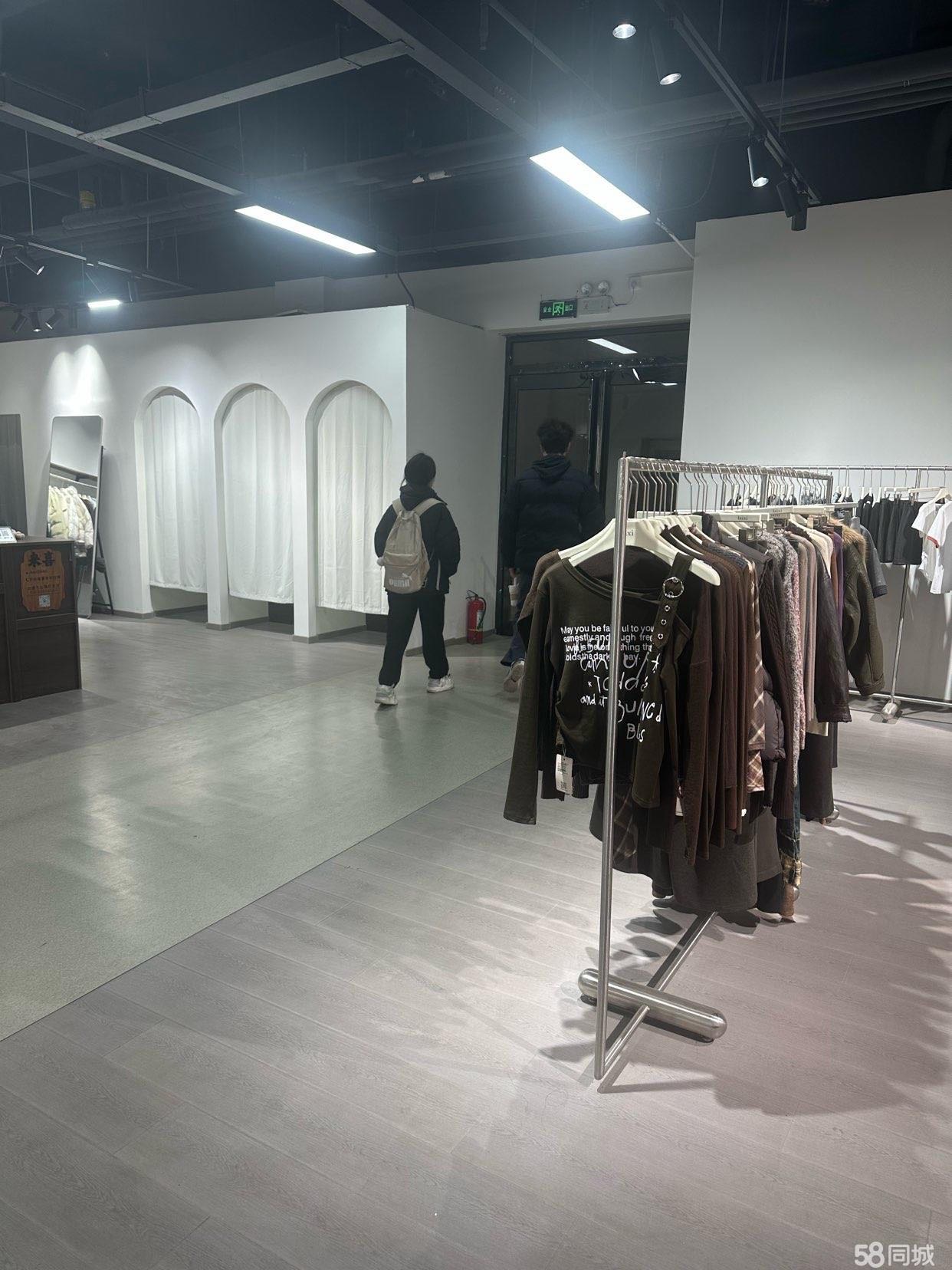 西亚斯校内伦敦街，120平方女装店低价转让，全新装修，链接宿