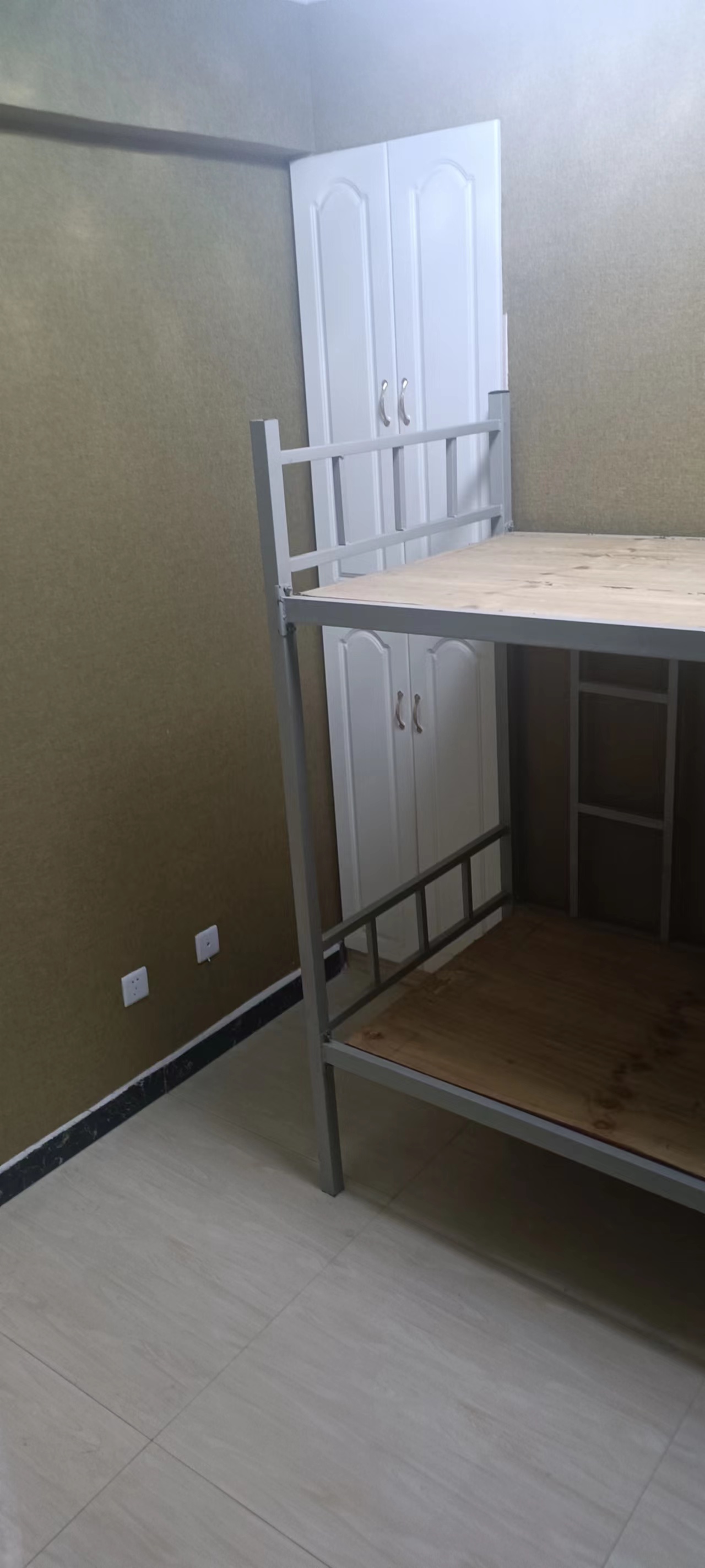 位于中华北路李唐庄社区70平方三室一厅一卫房子出租，水电齐全