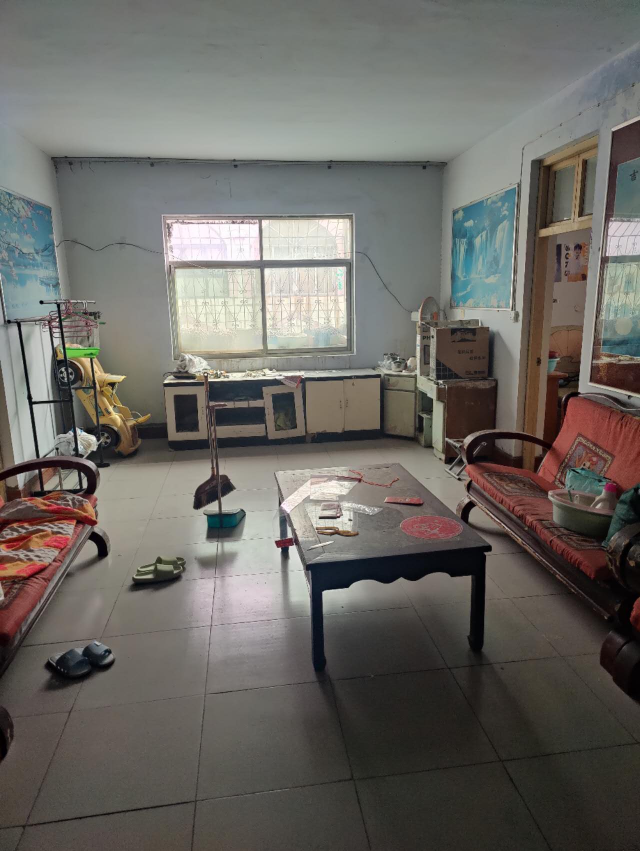 位于步行街南段，有一套三室一厅的住房，需要出售，面积130平