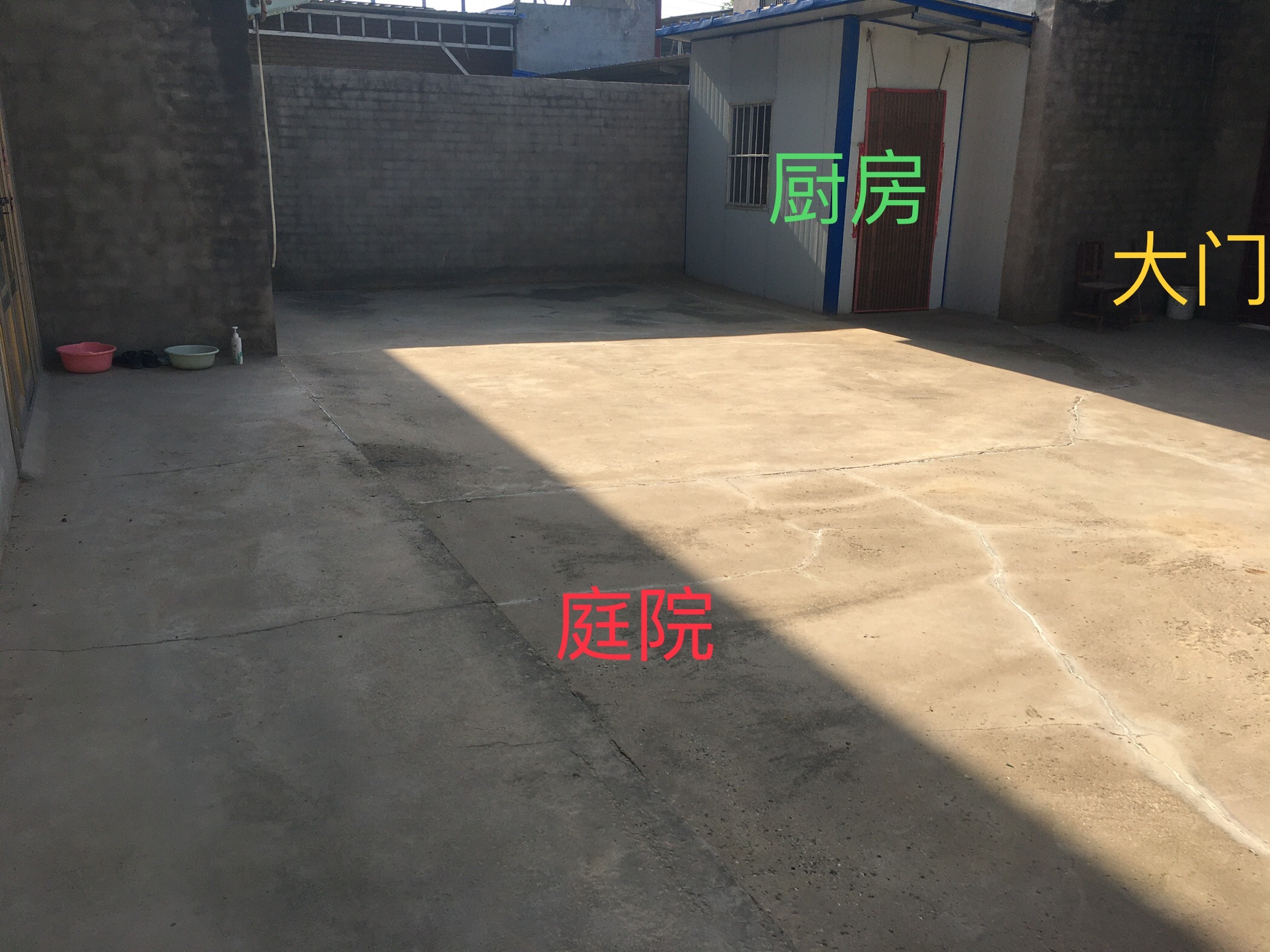 出租一两层独家小院，主房为三室一厅，另有二楼，水泥地面的院子