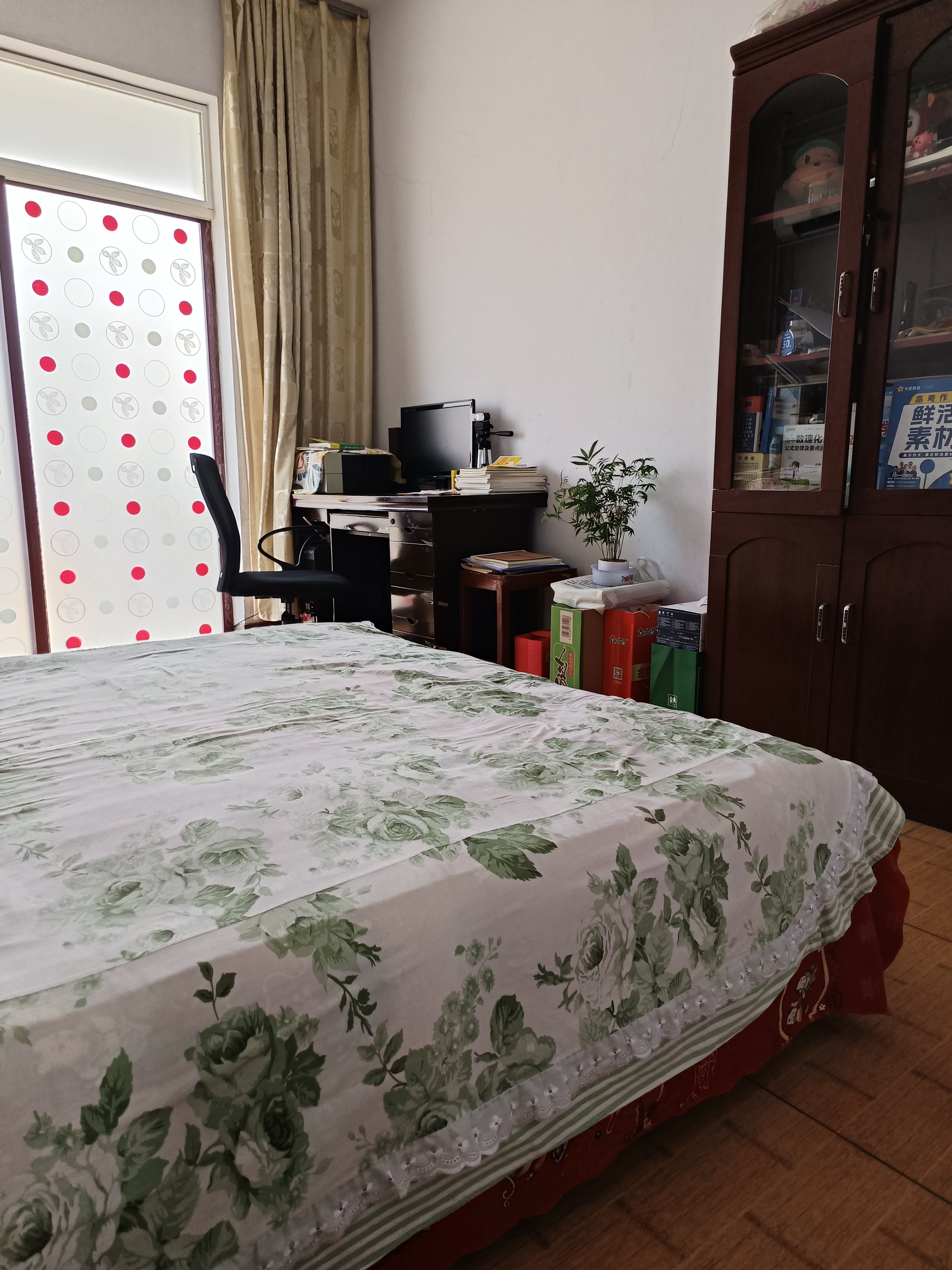 新华路小学对面，紧邻市直幼儿园，新华路小学，实验中学，家电齐