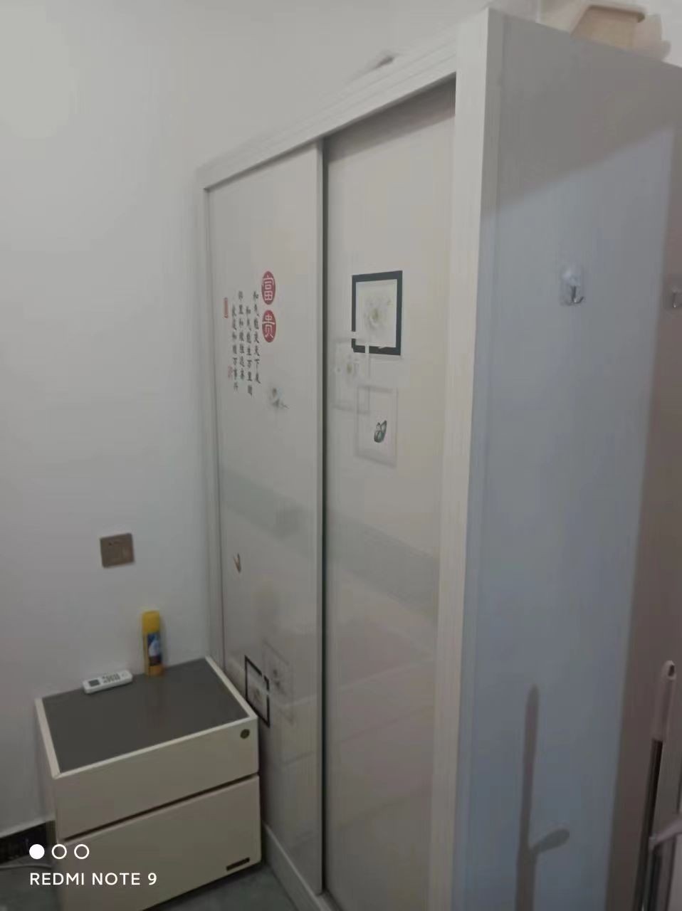 位于芶郑社区一套六十多平的小两室房子，一厨一卫，南北通透朝阳