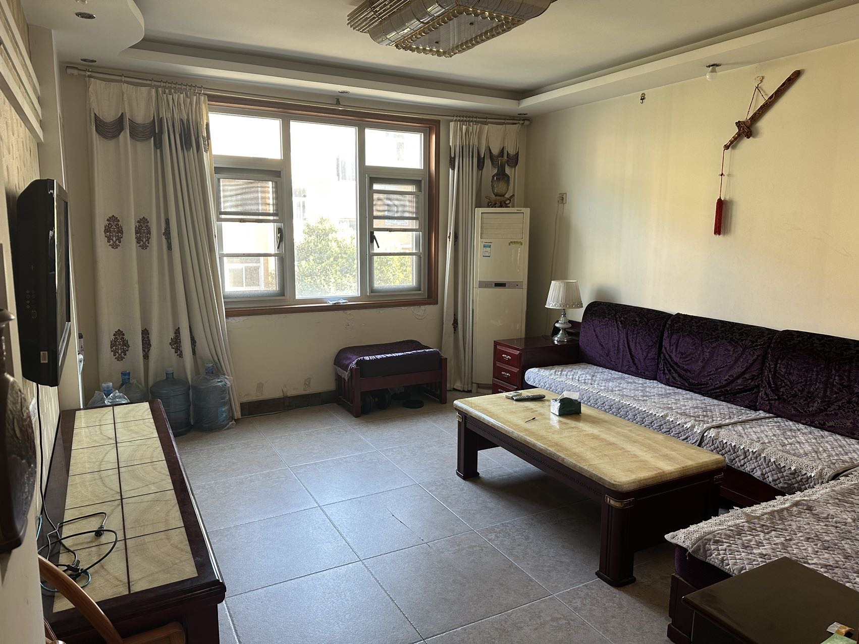 西亚斯附近，荷花苑小区，两室两厅，家电齐全，拎包入住
