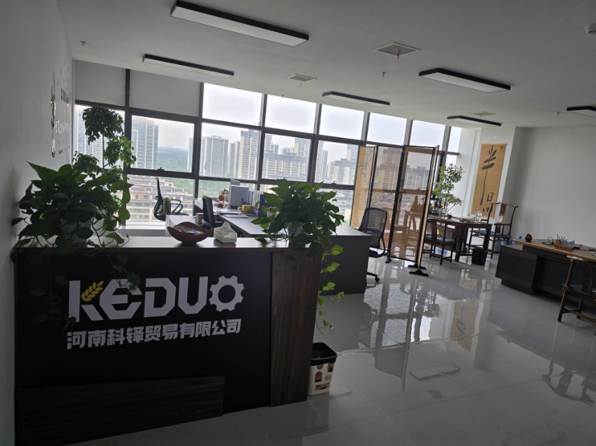 新郑市根文创大厦办公位置出售，一共4个工位，目前有一个员工在