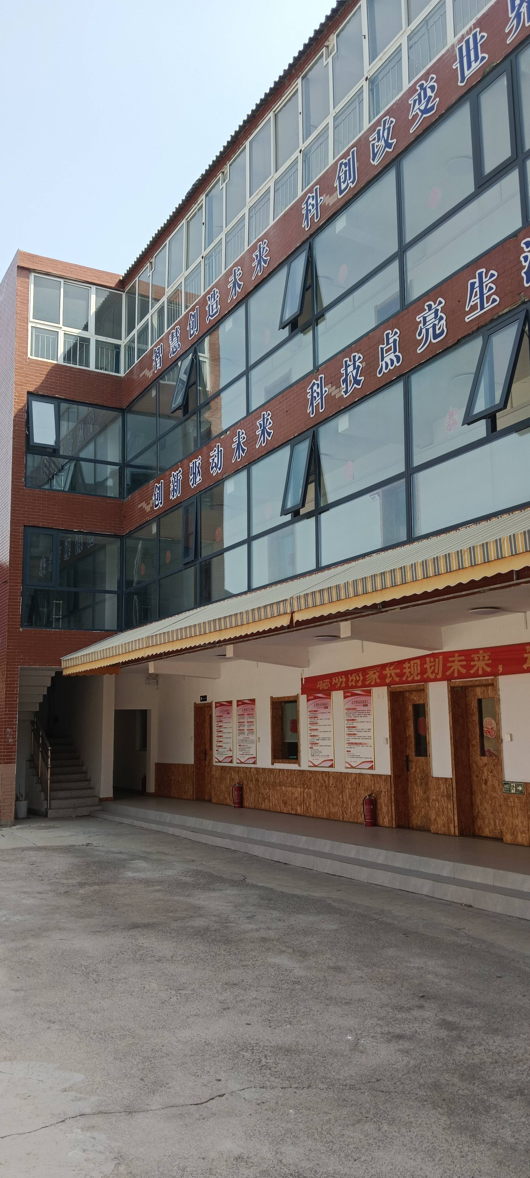 【新郑教培专属场地·直租】 ?黄金区位：新华路与玉前路交叉口