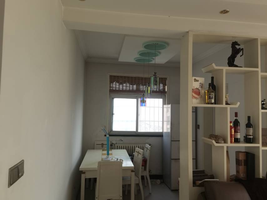 三室两厅两卫，楼层位置好，配套设施家具齐全，拎包入住！