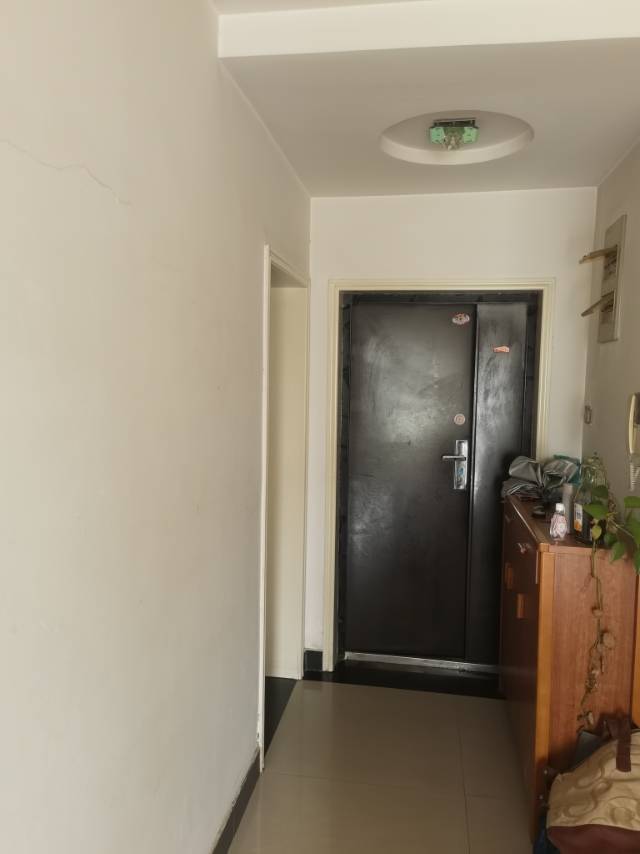 三室两厅两卫，楼层位置好，配套设施家具齐全，拎包入住！