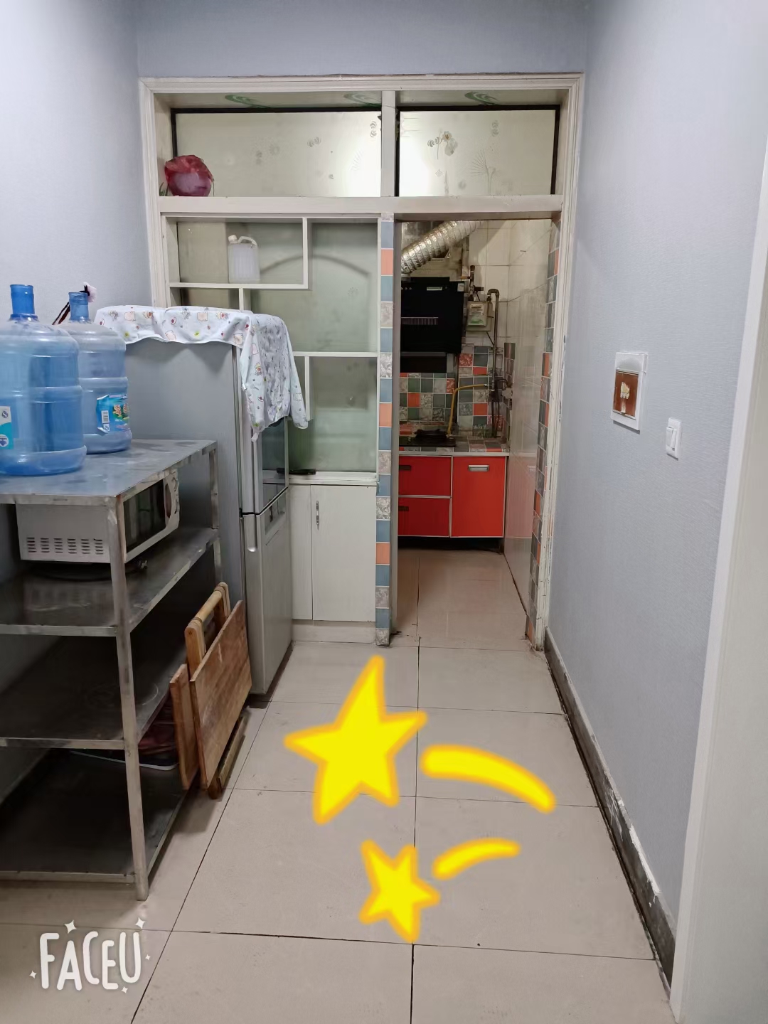 位于新二中红绿灯西北二中小区三楼110平，三室两厅两卫出租，