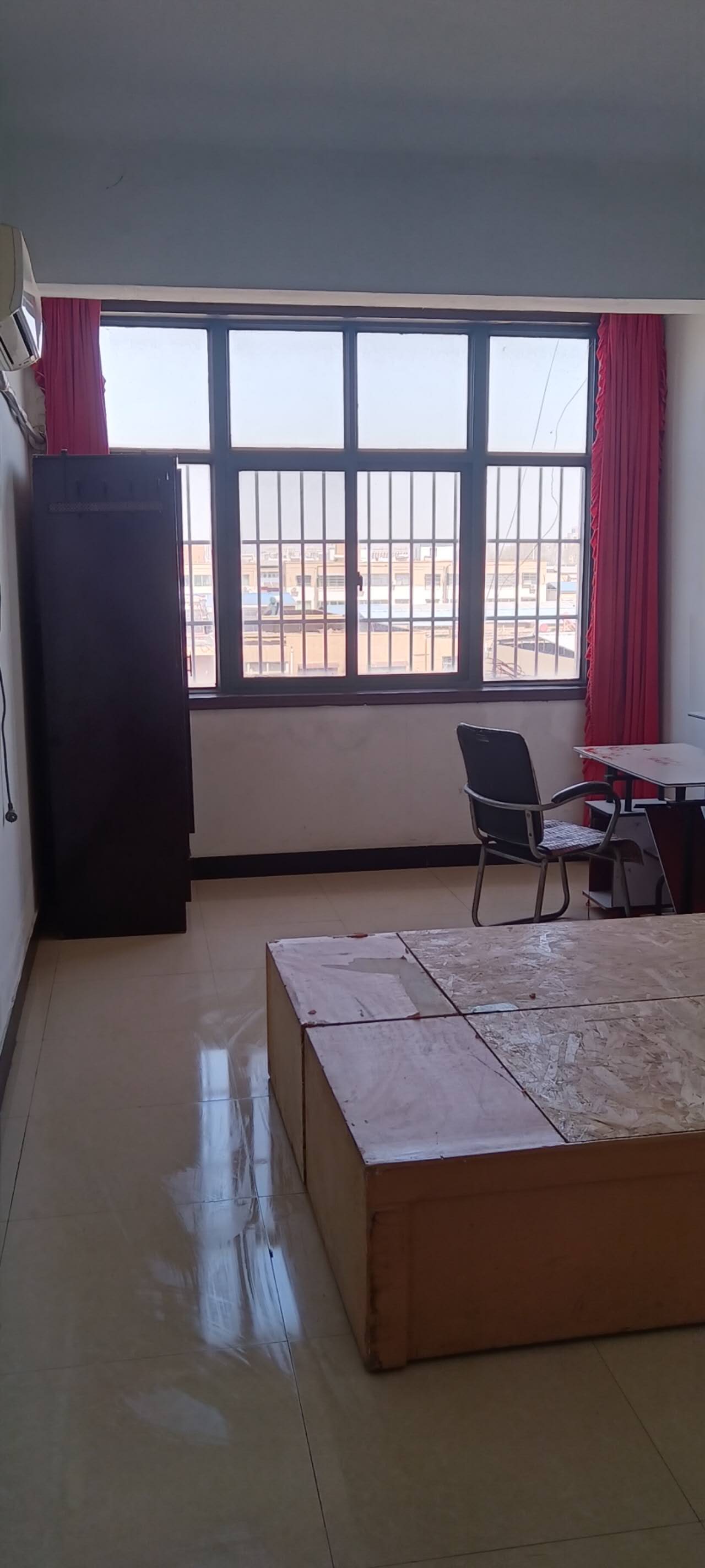 此房位于洧水路中段，新郑市炎黄广场东200米路南，门面房上面