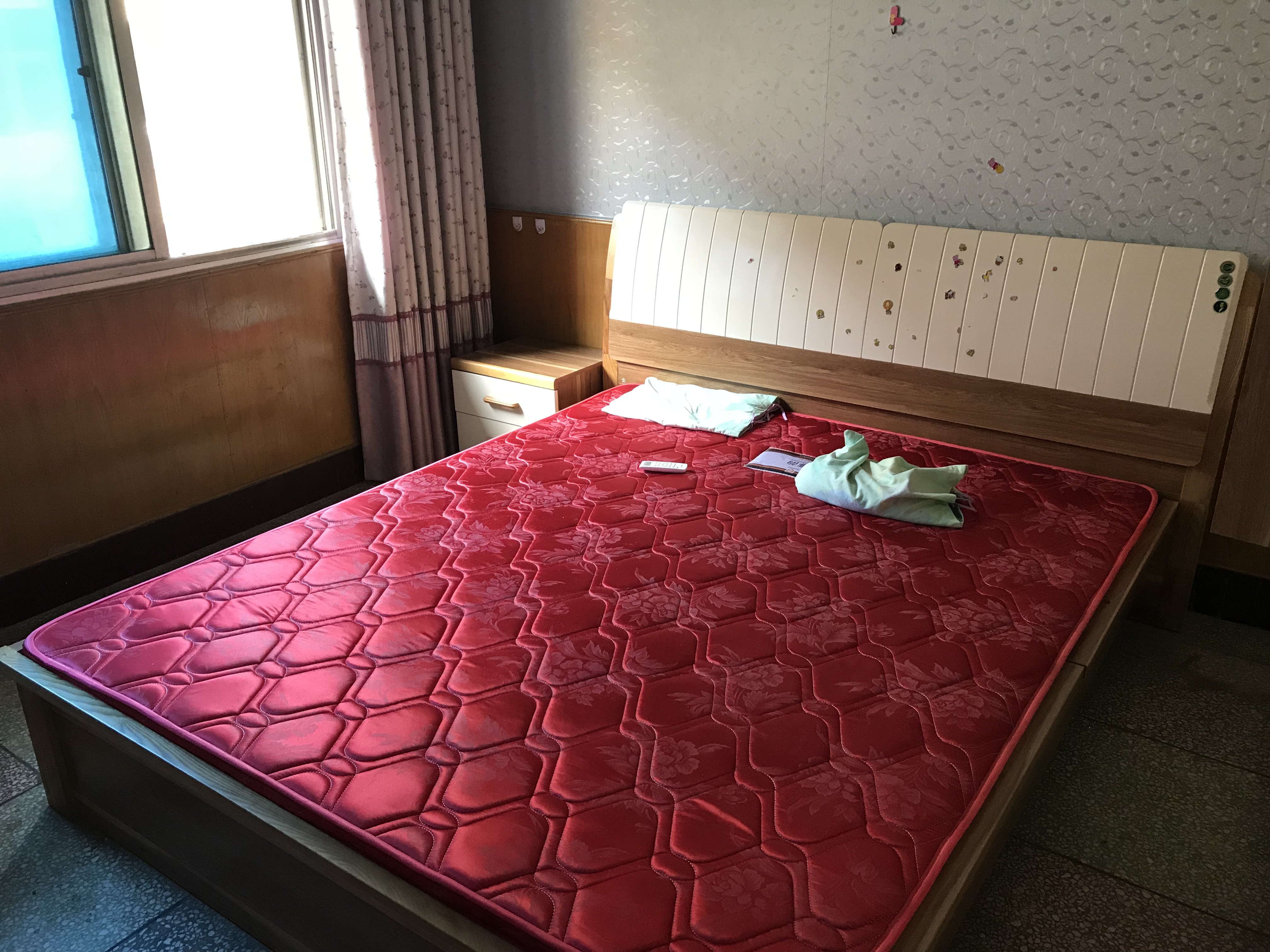出租位于新郑市新烟办院前街豫新【药厂家属院】120平三室一厅