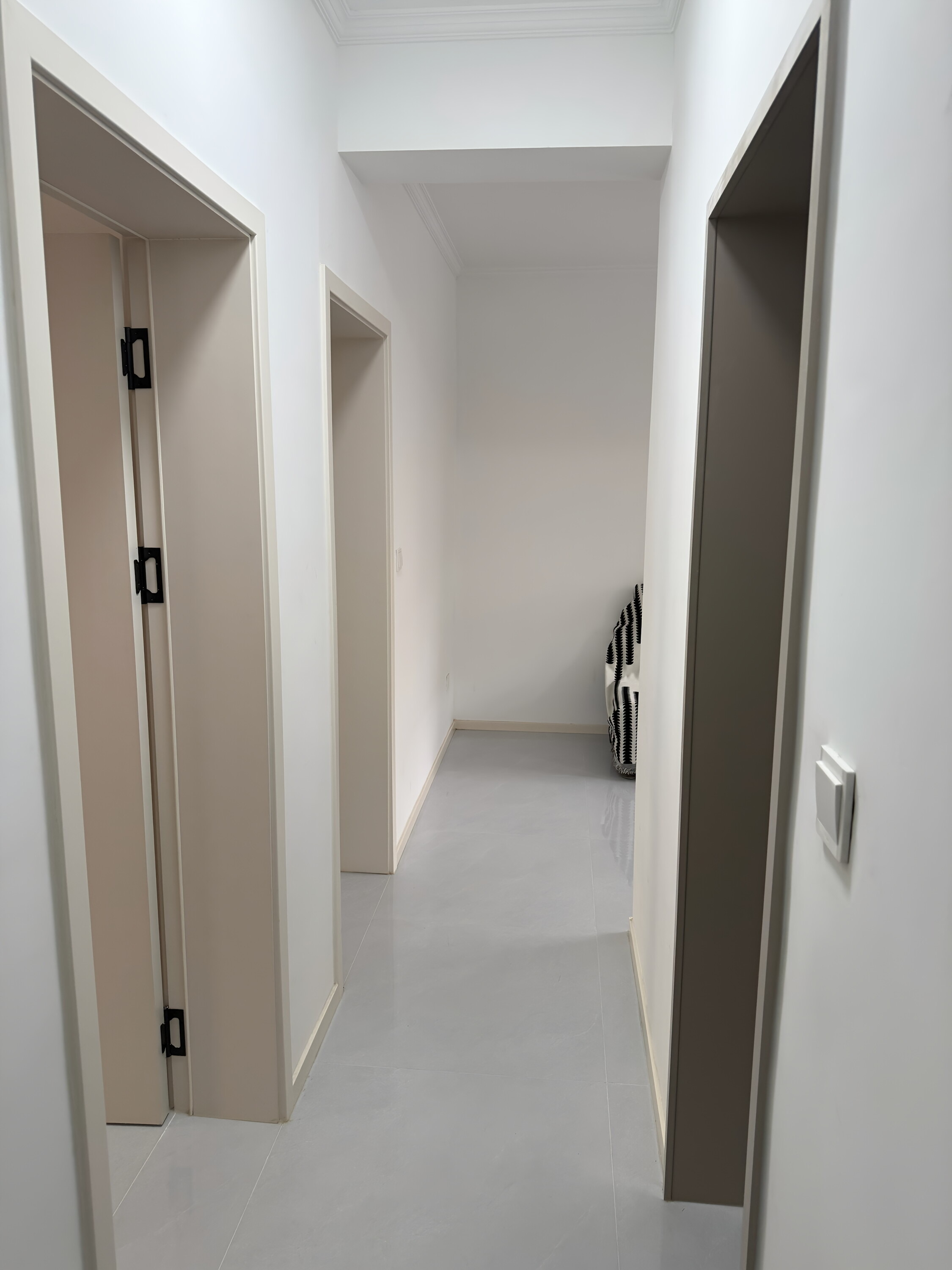 黄水路与文化路交叉口新装修家电齐全领包入住南北通透，邻小学初中，现租客11月16号到期，有意者请联系