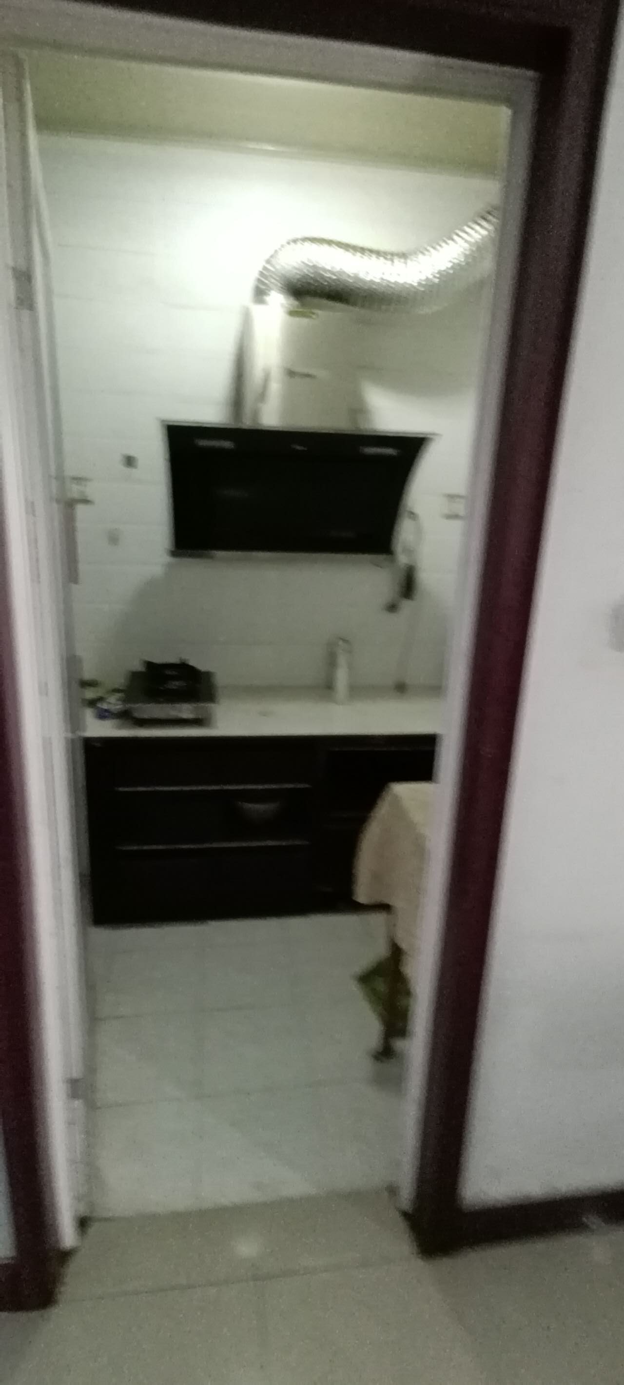 此房位于洧水路中段，新郑市炎黄广场东200米路南，门面房上面