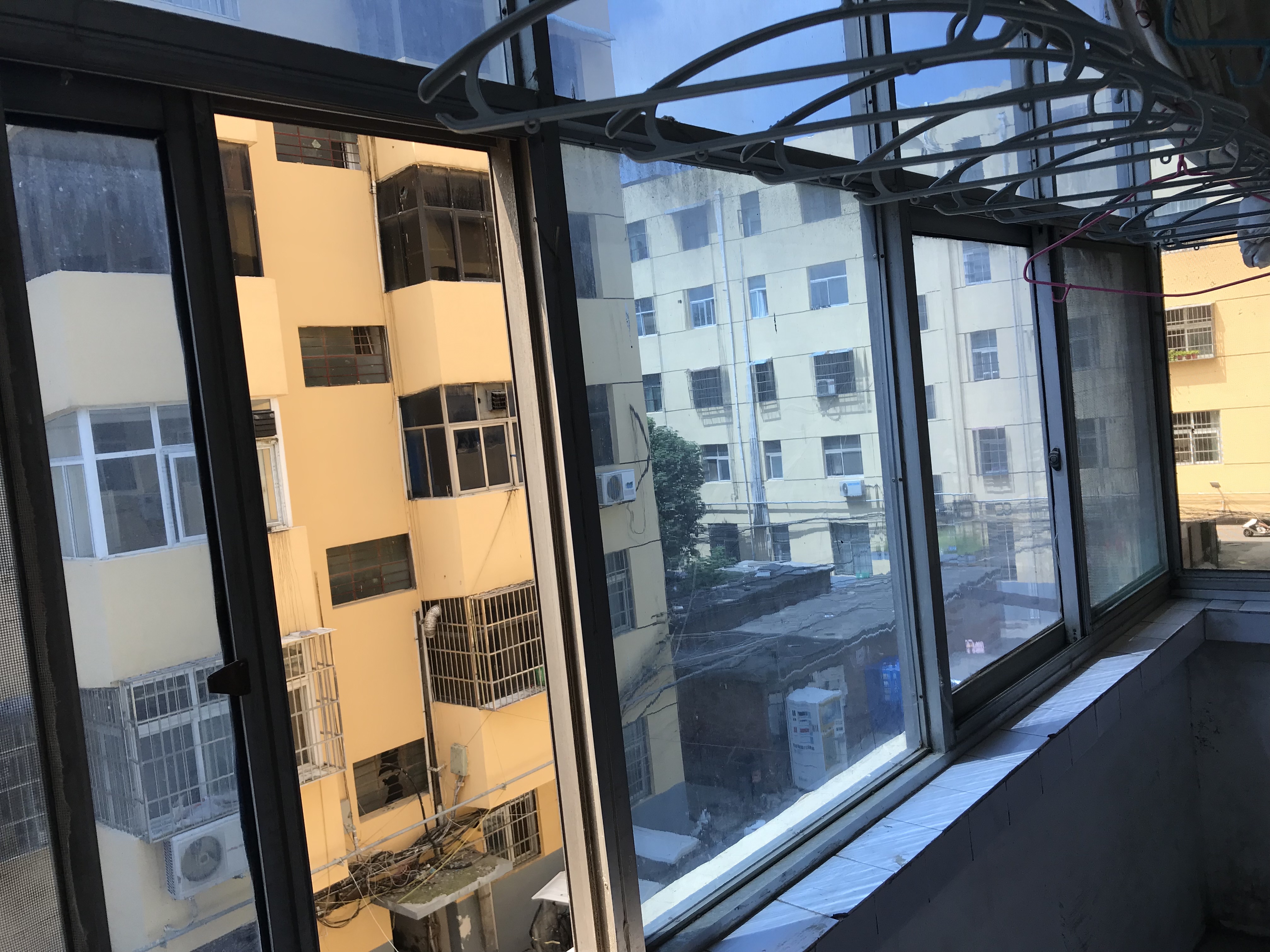 出租位于新郑市新烟办院前街豫新【药厂家属院】120平三室一厅