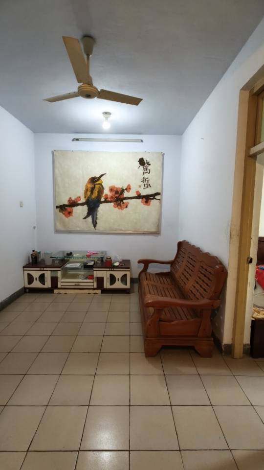 炎黄广场附近三楼,85平,三室两厅一卫,一口价9.9送储藏室