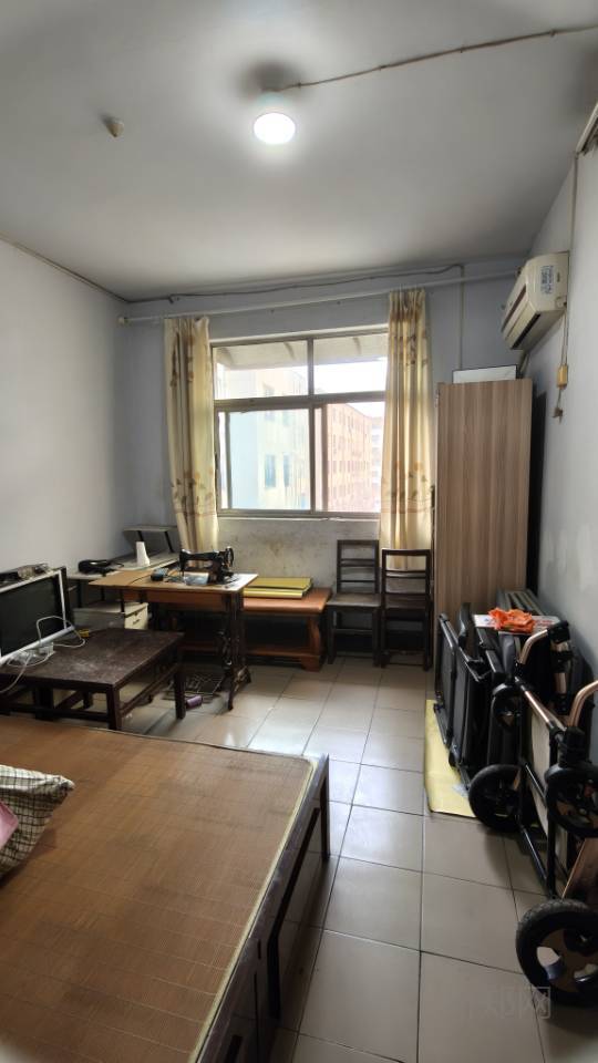 炎黄广场附近三楼，85平，三室两厅一卫，一口价9.9送储藏室