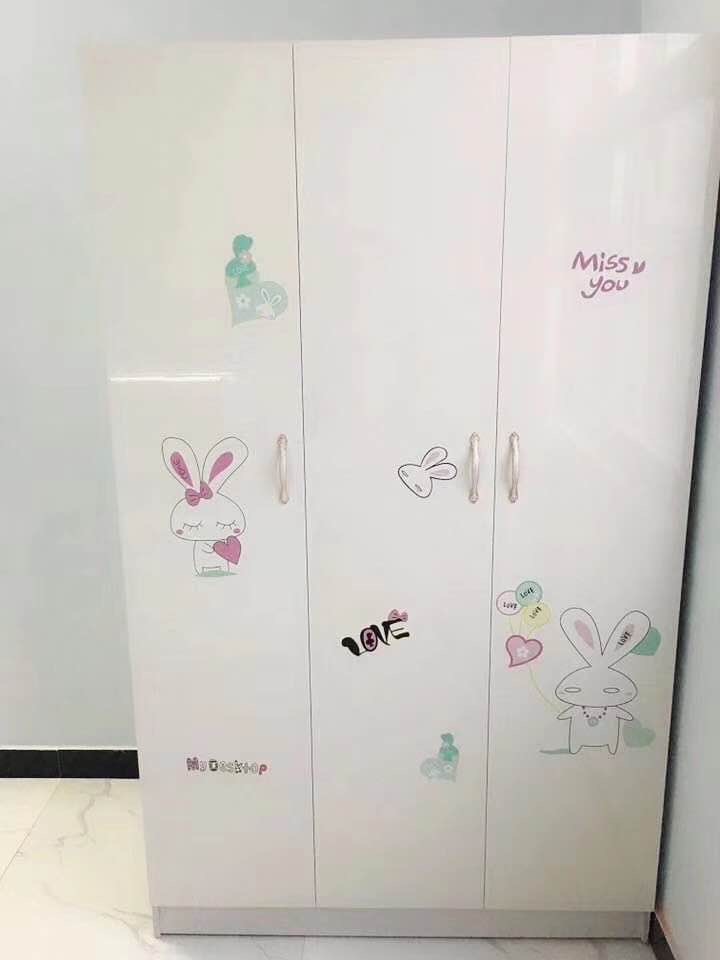 出租标间一室一厅 地址：新华路东段金沙湾酒店转盘南侧 户型：标准间25平米 一室一厅50平米 简介：房间全部朝阳采光通风好，电动车免费充电，汽车停车方便，酒店式公寓网络覆盖，全自动洗衣机，冰箱，家具家