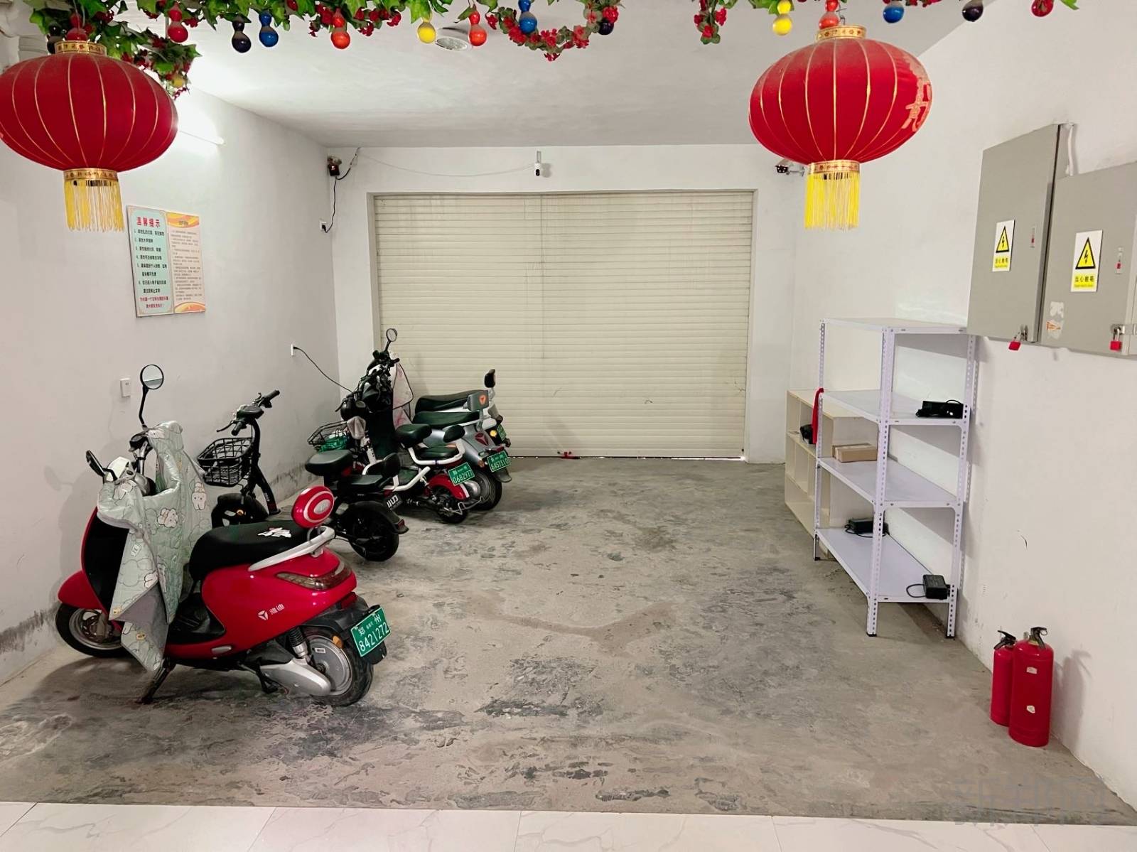 出租标间一室一厅 地址：新华路东段金沙湾酒店转盘南侧 户型：标准间25平米 一室一厅50平米 简介：房间全部朝阳采光通风好，电动车免费充电，汽车停车方便，酒店式公寓网络覆盖，全自动洗衣机，冰箱，家具家