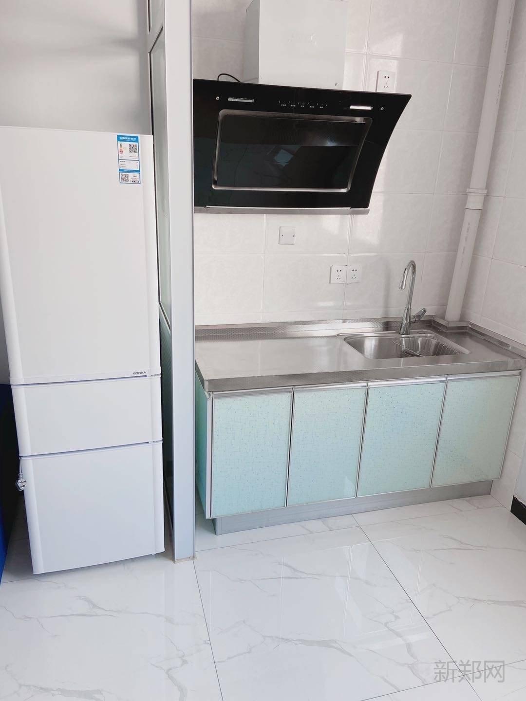出租标间一室一厅 地址：新华路东段金沙湾酒店转盘南侧 户型：标准间25平米 一室一厅50平米 简介：房间全部朝阳采光通风好，电动车免费充电，汽车停车方便，酒店式公寓网络覆盖，全自动洗衣机，冰箱，家具家