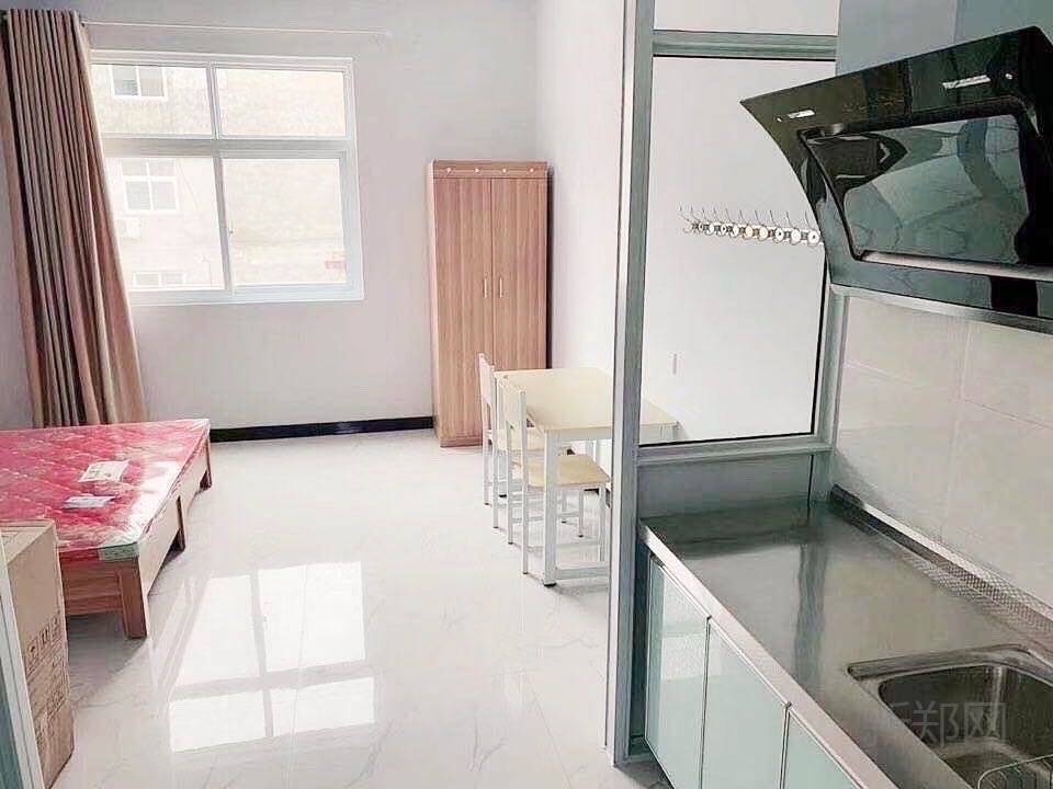 出租标间一室一厅 地址：新华路东段金沙湾酒店转盘南侧 户型：标准间25平米 一室一厅50平米 简介：房间全部朝阳采光通风好，电动车免费充电，汽车停车方便，酒店式公寓网络覆盖，全自动洗衣机，冰箱，家具家
