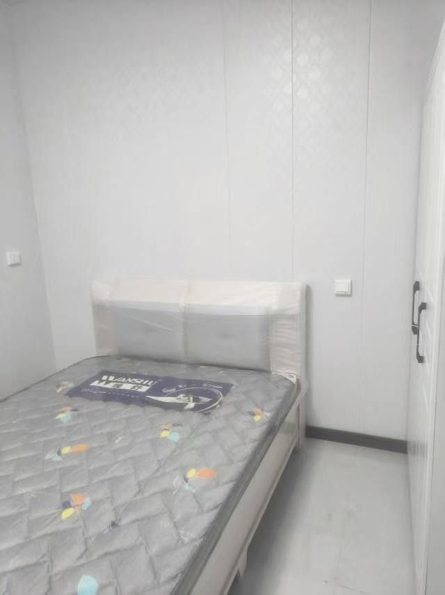 新华路小学附近精装修未入住大两室