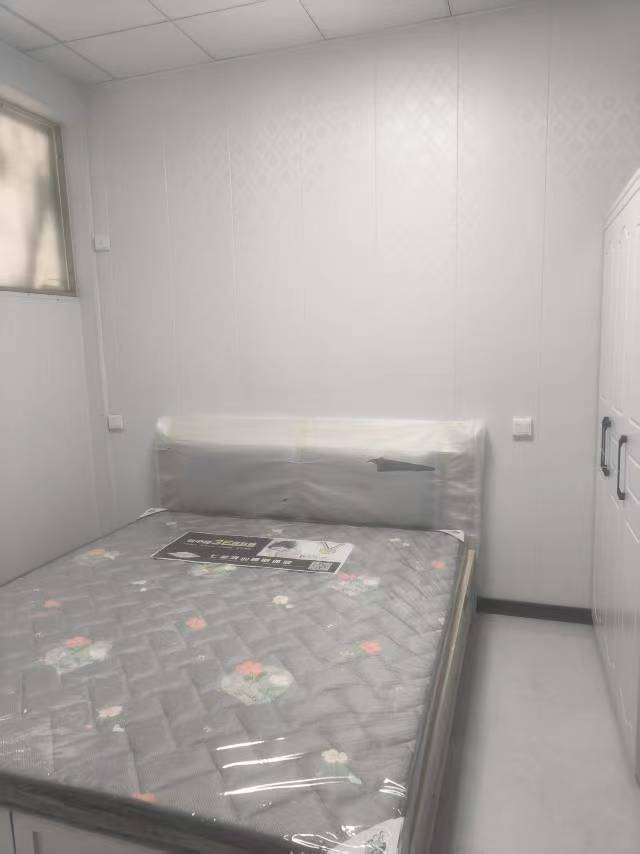 新华路小学附近精装修未入住大两室