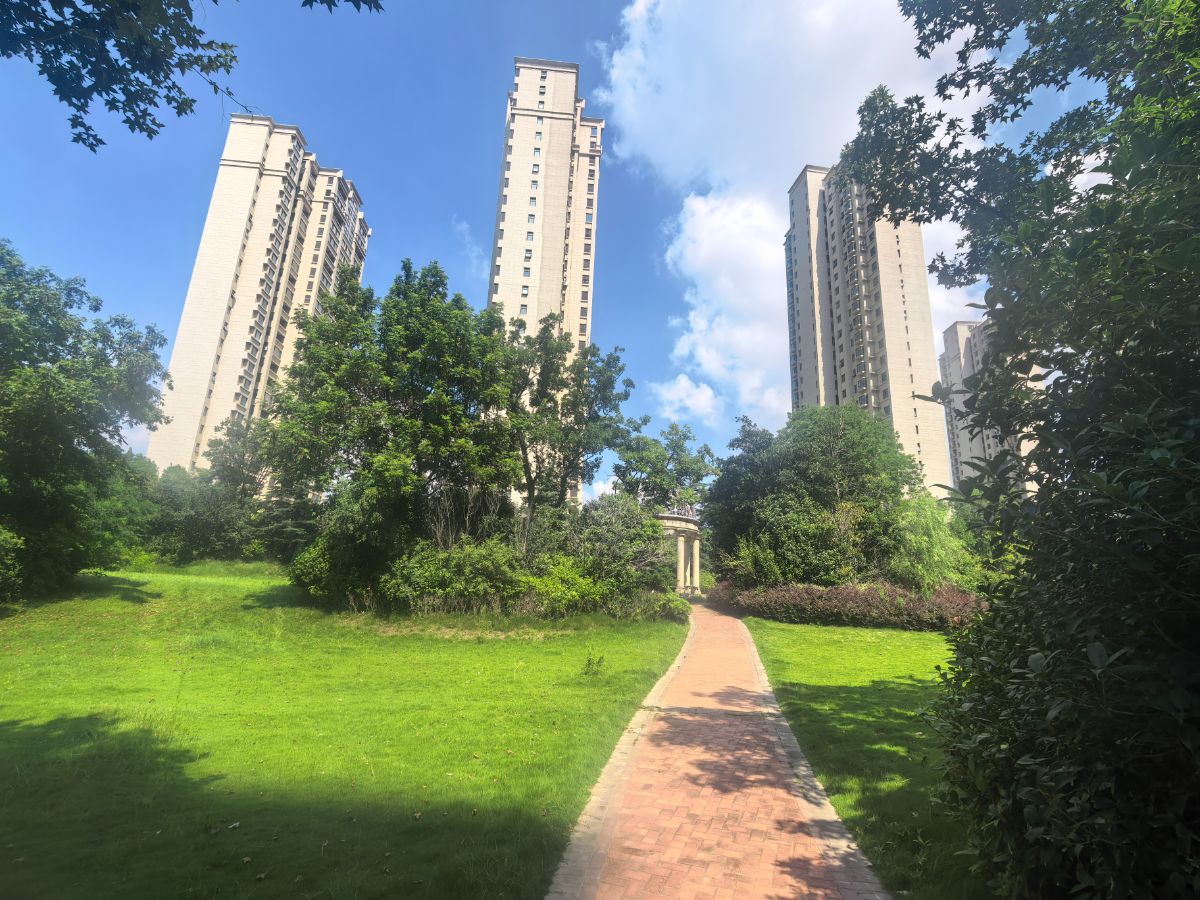 华南城片区湖景房四室毛坯配套齐全