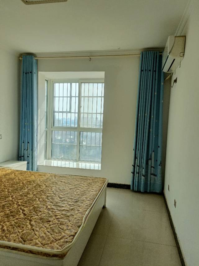盛世龙城小区三室一厅房屋出租，家具家电齐全，领包入住