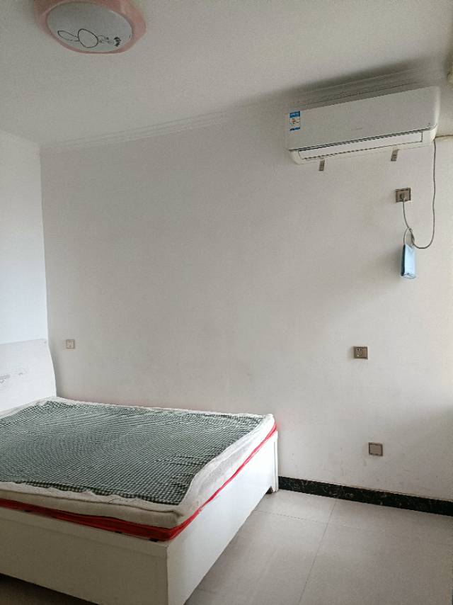 盛世龙城小区三室一厅房屋出租，家具家电齐全，领包入住