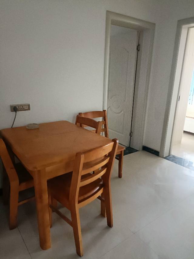 盛世龙城小区三室一厅房屋出租，家具家电齐全，领包入住