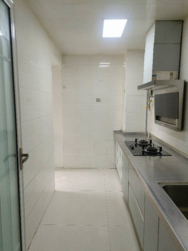 盛世龙城小区三室一厅房屋出租，家具家电齐全，领包入住