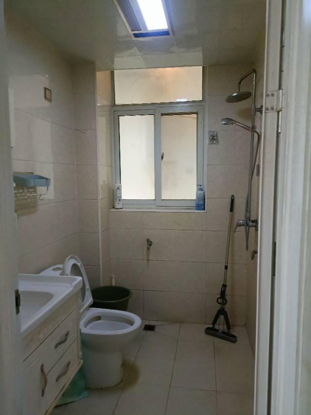 盛世龙城小区三室一厅房屋出租，家具家电齐全，领包入住