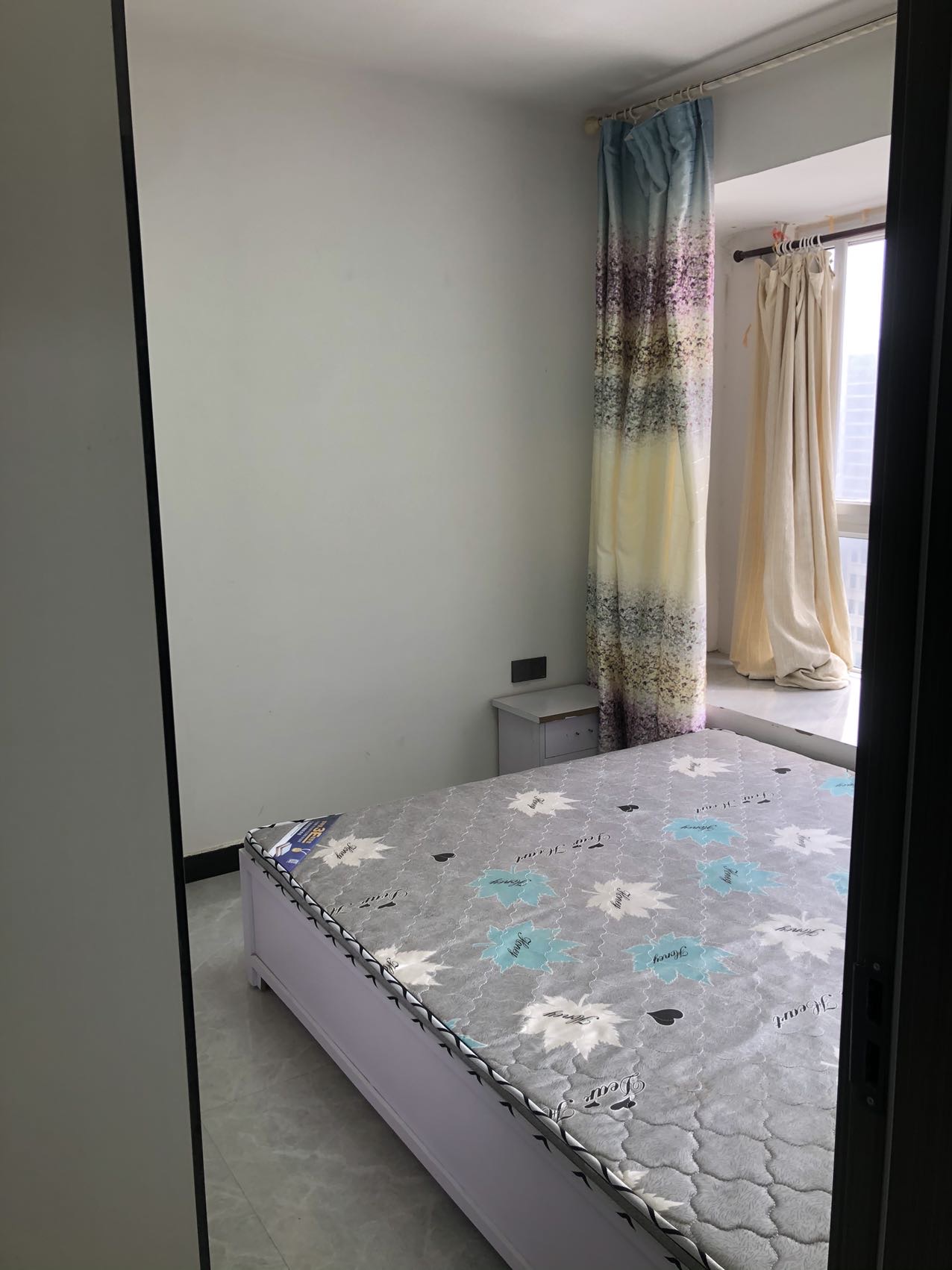 北区故里新家园两室一厅，采光好，家电家具齐全，领包入住，价格