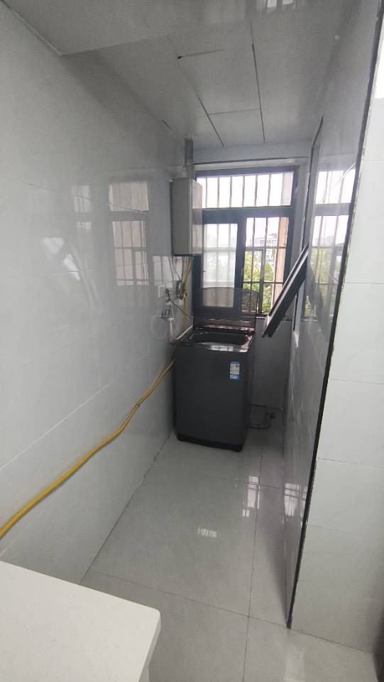 新装修，房东直租华信学院，西亚斯学院，华信医院附近两室一厅