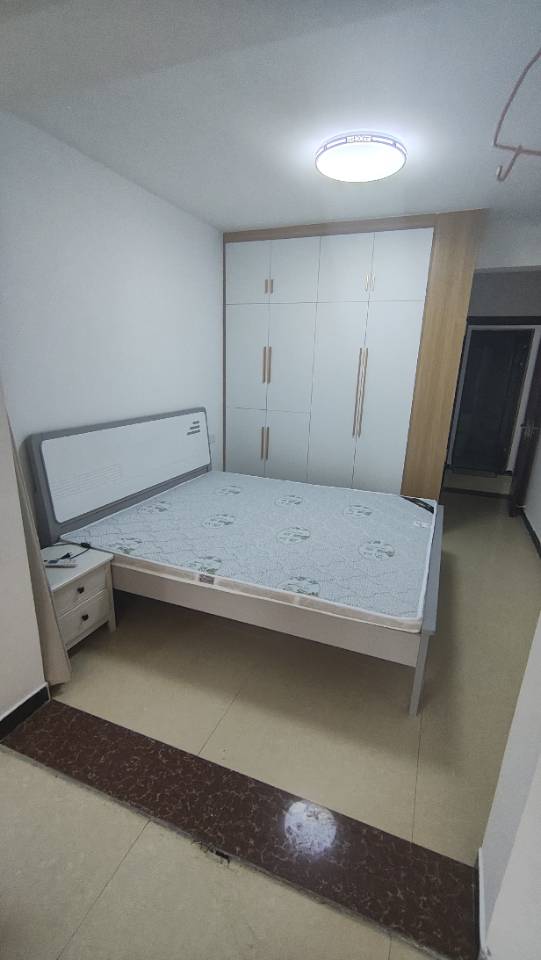 新装修，房东直租华信学院，西亚斯学院，华信医院附近两室一厅