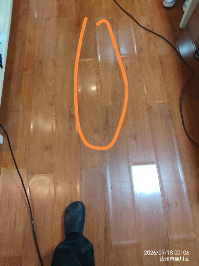 厨房水管爆裂导致全屋木地板被淹真实案例分享