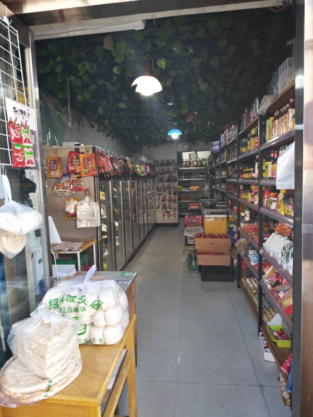 【急转】【急转】【急转】江南春晓西门，成熟小区，人流庞大，有固定客源，年租金4w，租期到年底，转让费到店详谈，营业额2k-3k，店铺外可外摆，有上下水，可空店转，也可带货转，带货就盘货，除了餐饮，其他...