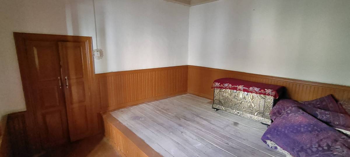 喀赞其景区内院子长期出租，可做餐饮或民宿可改造，院子的面积为5.625分地，有七个间加室内客厅，建筑面积为180平米，租金可谈。