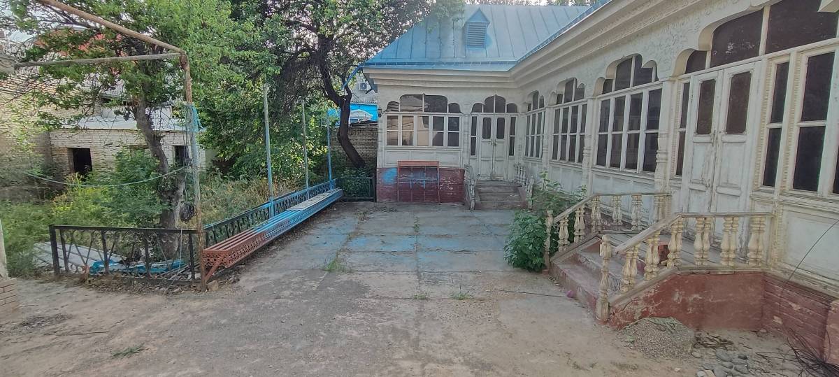 喀赞其景区内院子长期出租,可做餐饮或民宿可改造,院子的面积为5.625分地,有七个间加室内客厅,建筑面积为180平米,租金可谈。