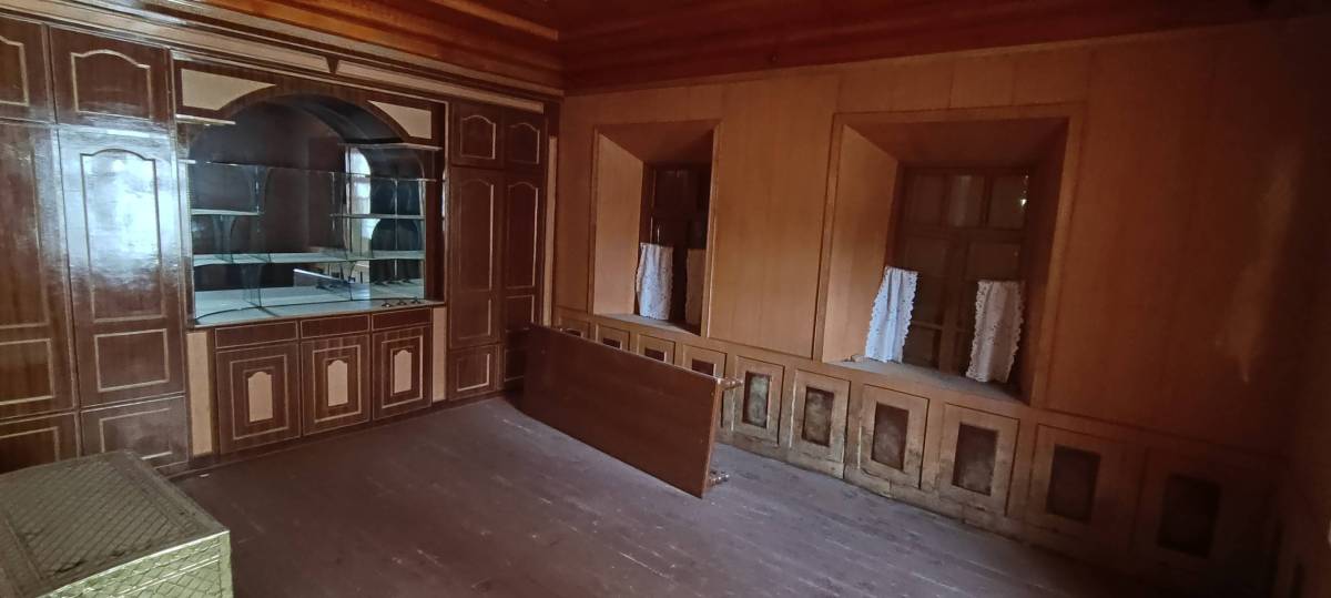 喀赞其景区内院子长期出租，可做餐饮或民宿可改造，院子的面积为5.625分地，有七个间加室内客厅，建筑面积为180平米，租金可谈。