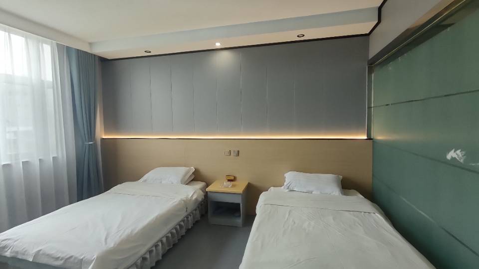 [宾馆转让] 新源县营业中宾馆全新装修，店内商店门口可外摆，客房27间包括9间电竞房，旺季期间，口碑好客源稳定，每天爆满，现接手可直接承接旺季客流，抢占盈利黄金期，全新更换一批高品质布草，全配套到位接...