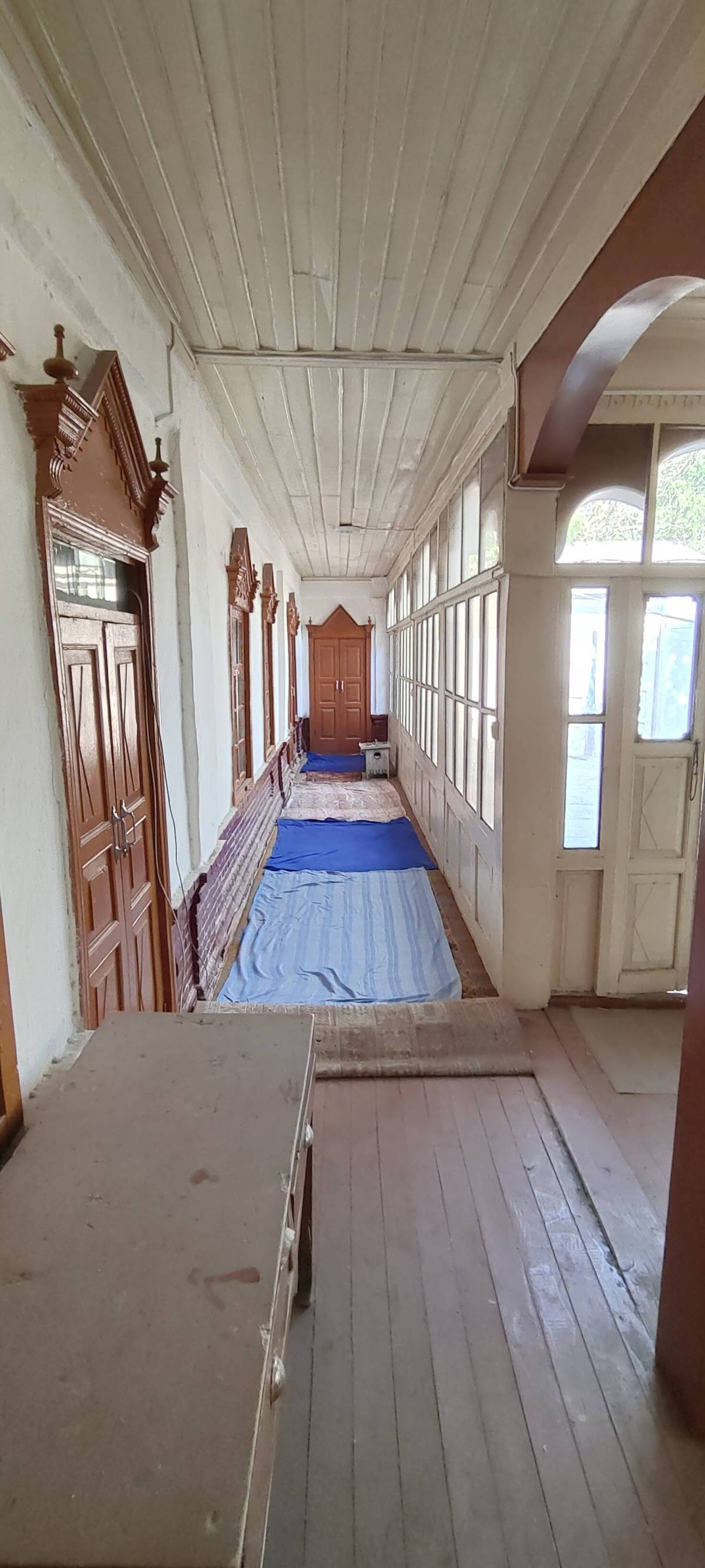 喀赞其景区内院子长期出租，可做餐饮或民宿可改造，院子的面积为5.625分地，有七个间加室内客厅，建筑面积为180平米，租金可谈。