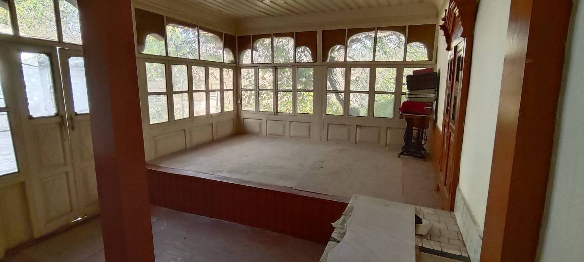 喀赞其景区内院子长期出租，可做餐饮或民宿可改造，院子的面积为5.625分地，有七个间加室内客厅，建筑面积为180平米，租金可谈。